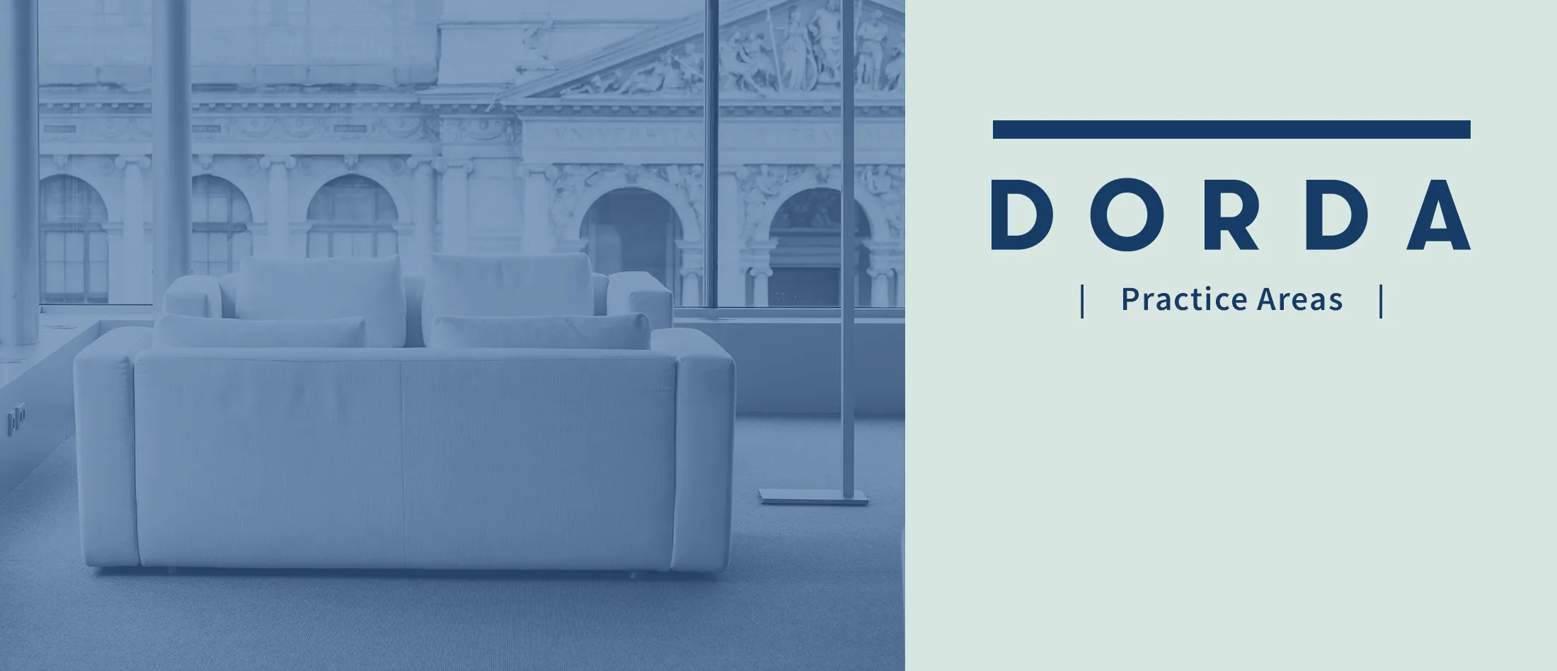 Foto aus dem Büro mit Blick auf Wiener Innenstadt, rechts davon das DOORDA-Logo auf mintfarbigem Hintergrund