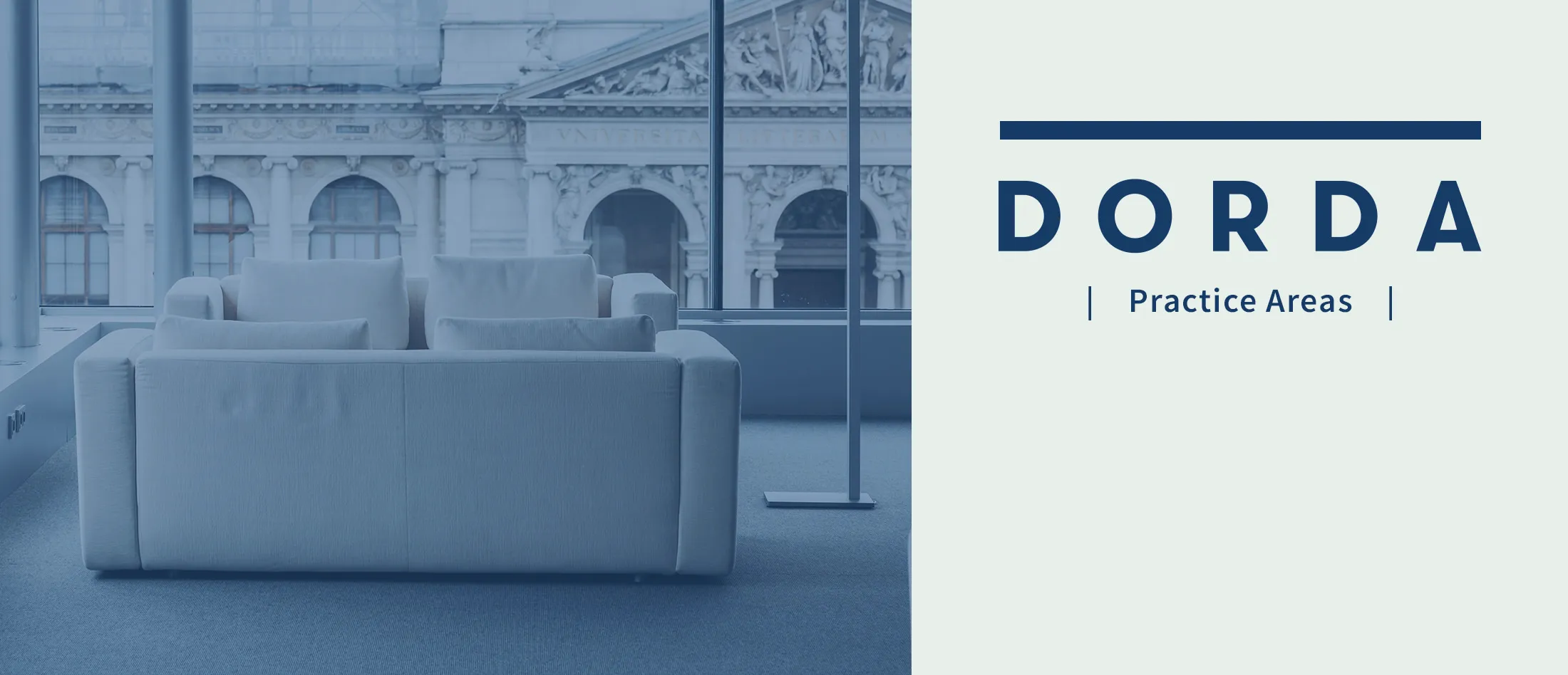 Foto im Inneren des Büros mit Couch im Vordergrund und Blick aus dem Fenster; rechts davon das DORDA Logo